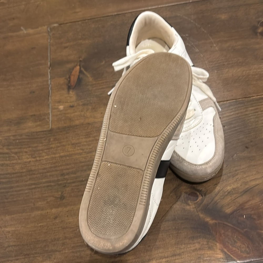 Sneaker - Picture 3 of 3